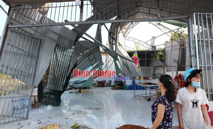 Lốc xoáy gây thiệt hại nhiều hộ dân phường Tiến Thành