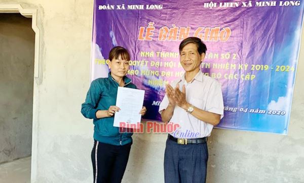 Bàn giao nhà thanh niên cho hộ chị Trần Thị Mỹ Hạnh