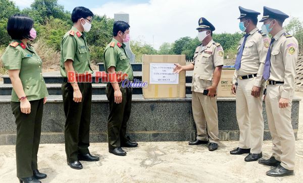 Công an tỉnh tặng 13.500 khẩu trang y tế cho công an nước bạn Campuchia