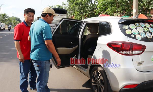Tài xế taxi kịp thời ngăn chặn một thanh niên có ý định tự tử