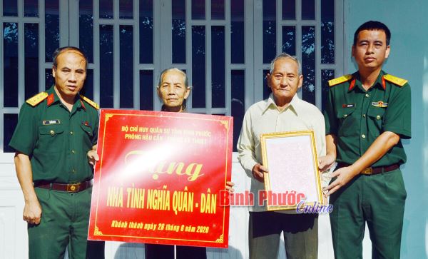 Trao tặng nhà nghĩa tình quân dân