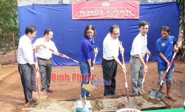 Xây Nhà đại đoàn kết và tặng quà các hộ dân khó khăn sau dịch Covid-19