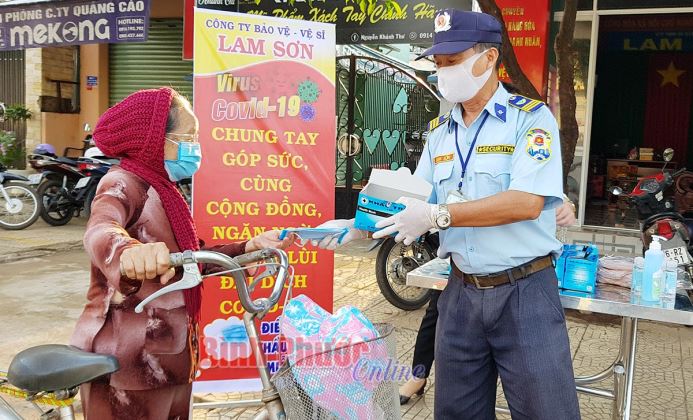 Công ty Lam Sơn phát hơn 3.000 chiếc khẩu trang y tế cho người dân