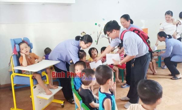 150 phần quà tặng trẻ cơ nhỡ, khuyết tật