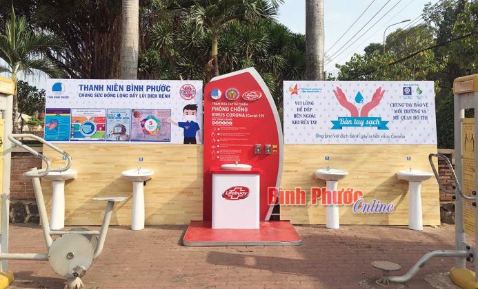 Tự nguyện đóng góp hàng chục triệu đồng lắp đặt thêm trạm rửa tay dã chiến