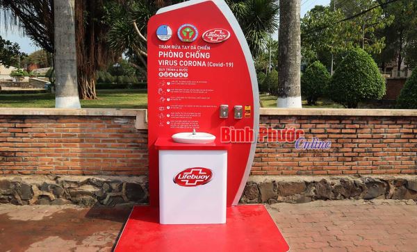Lắp đặt trạm rửa tay dã chiến tại thành phố Đồng Xoài