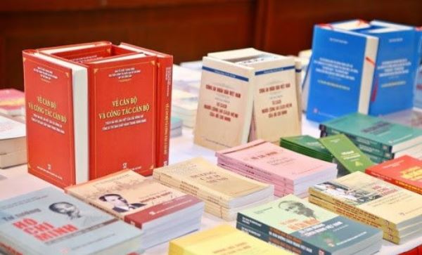 Nghiên cứu sách chính trị là nhiệm vụ thường xuyên của đảng viên