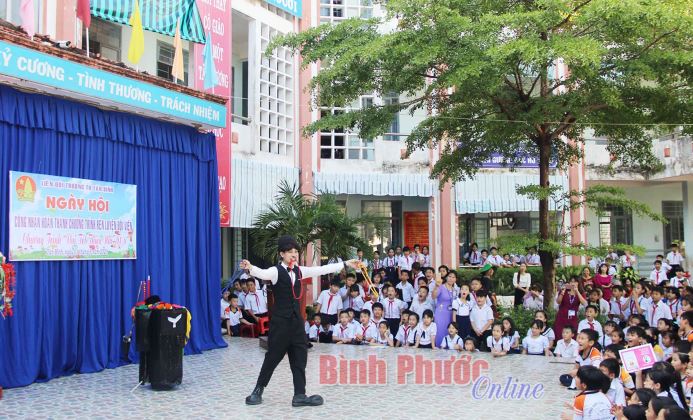 Ho&agrave;ng Saclo - &ETH;em nghệ thuật đến gần c&ocirc;ng ch&uacute;ng