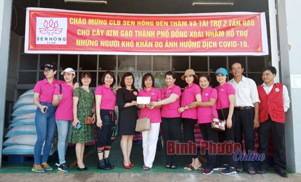 Câu lạc bộ Sen Hồng trao tặng 5 tấn gạo hỗ trợ người nghèo