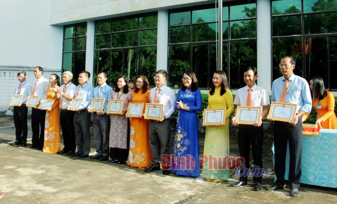 BPTV khen thưởng các tập thể, cá nhân xuất sắc trong Lễ chào cờ đầu tháng 