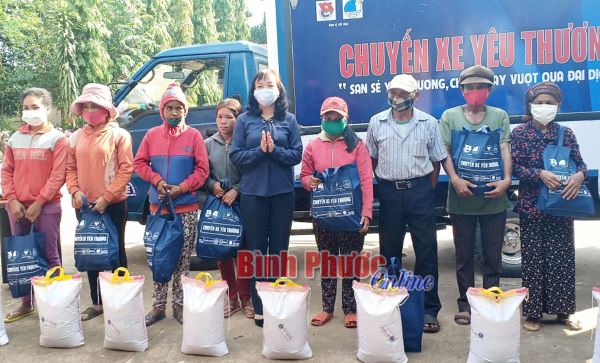 “Chuyến xe yêu thương” mang quà đến thanh niên công nhân, người lao động 