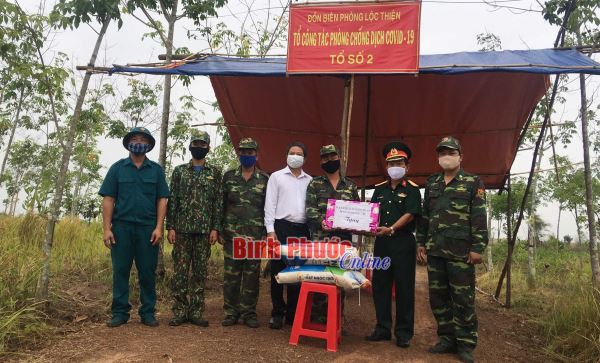 UBMTTQVN tỉnh thăm, tặng quà 30 chốt chặn kiểm dịch trên tuyến biên giới