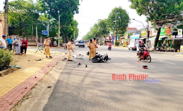 2 xe m&aacute;y đấu đầu, 4 người bị thương nặng