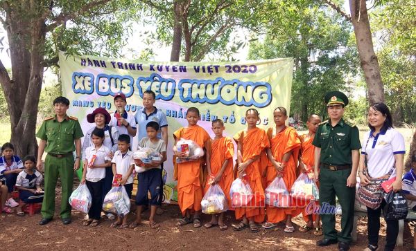 Tặng quà cho trẻ em biên giới