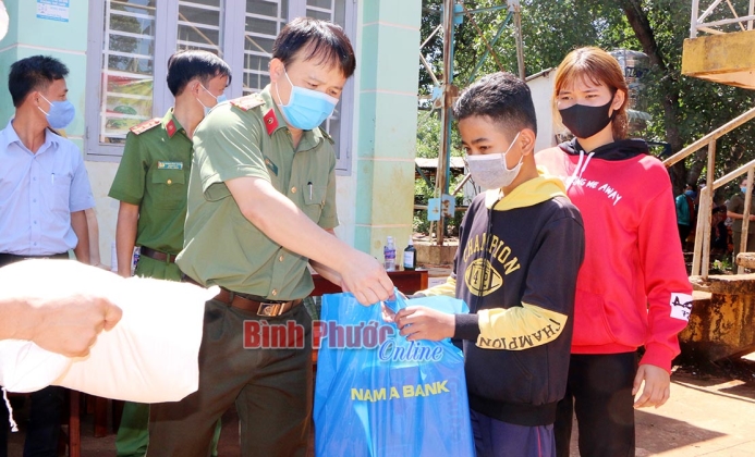 Tặng quà cho các hộ dân có hoàn cảnh khó khăn bị ảnh hưởng bởi dịch Covid-19