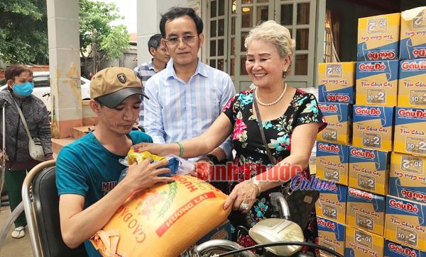 Công ty vàng bạc đá quý Kim Hương tặng quà cho người nghèo bị ảnh hưởng bởi dịch Covid-19