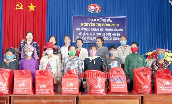 Tặng quà cho bà con có hoàn cảnh khó khăn do dịch Covid-19