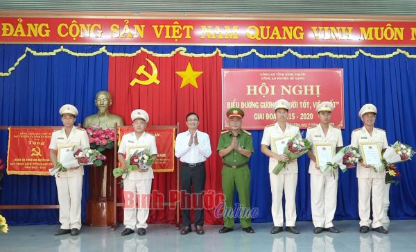 C&ocirc;ng an huyện B&ugrave; Đăng biểu dương người tốt, việc tốt 