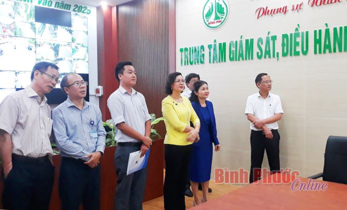 Ph&oacute; chủ tịch UBND tỉnh tham quan thực tế Trung t&acirc;m gi&aacute;m s&aacute;t, điều h&agrave;nh th&agrave;nh phố th&ocirc;ng minh