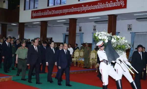 Thủ tướng Nguyễn Xuân Phúc viếng nguyên Thủ tướng Chính phủ Lào Sisavath Keobounphanh