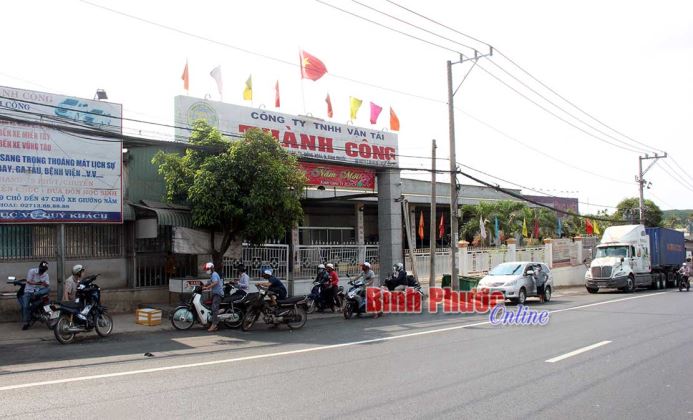 Chợ vẫn đông, đường phố vắng người qua lại