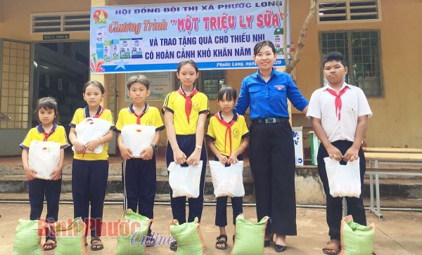 500 hộp sữa và 60 phần quà tặng thiếu nhi hoàn cảnh khó khăn