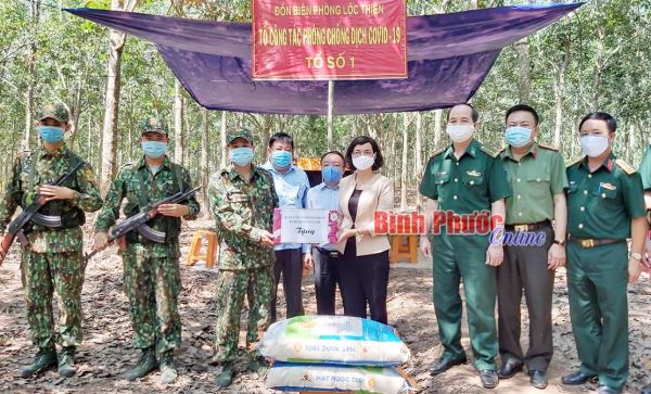 Lãnh đạo tỉnh thăm, tặng quà các chốt phòng, chống Covid-19
