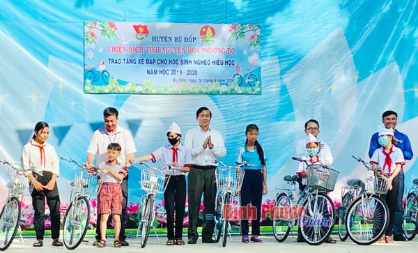 Trao tặng xe đạp cho học sinh nghèo hiếu học