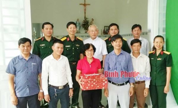 Trao tặng “Nhà tình nghĩa quân - dân”