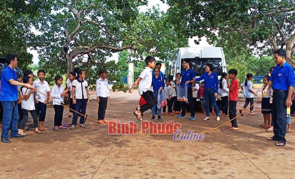 Mang niềm vui đến trẻ em vùng sâu, vùng xa