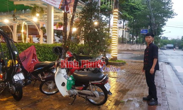 Lợi dụng mưa, trộm “đá nóng” xe máy trước quán cà phê