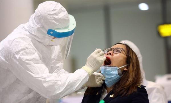 Lấy mẫu xét nghiệm 51 người liên quan đến bệnh nhân số 22