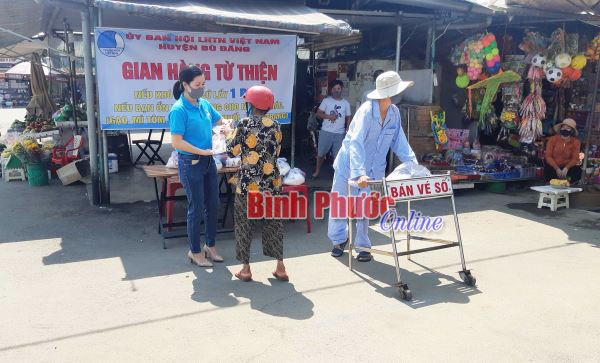 “Gian hàng từ thiện” chung tay phòng, chống dịch Covid-19