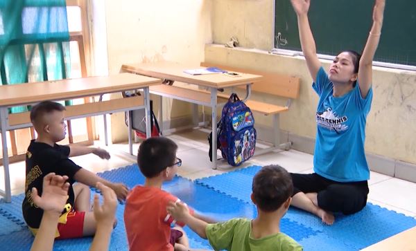 Bản tin 100 độ ng&agrave;y 28-6: Vợ chồng trẻ đồng h&agrave;nh &ldquo;vượt s&oacute;ng&rdquo; c&ugrave;ng trẻ tự kỷ