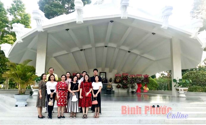 D&acirc;ng hương tưởng niệm tại Khu di t&iacute;ch Nguyễn Sinh Sắc