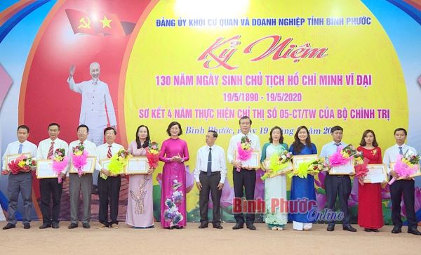 Đảng ủy Khối Cơ quan và Doanh nghiệp tỉnh tuyên dương các điển hình học, làm theo Bác