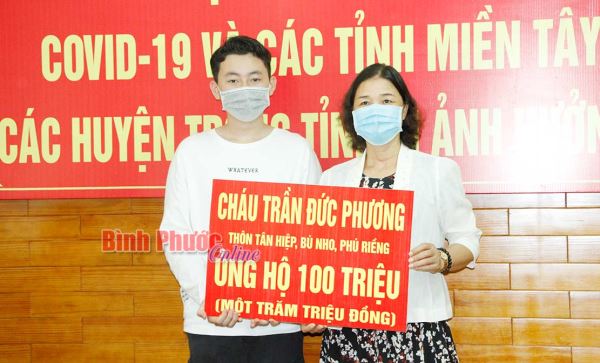 Hai học sinh lớp 9 “mổ” heo đất ủng hộ 200 triệu đồng phòng, chống Covid-19