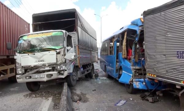 Bản tin 100 độ ng&agrave;y 10-6: 12 xe &ocirc; t&ocirc; t&ocirc;ng li&ecirc;n ho&agrave;n tr&ecirc;n quốc lộ 1