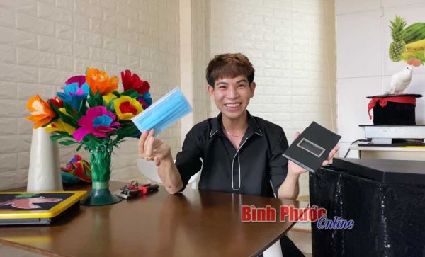 Thú vị với màn ảo thuật hô biến ra chiếc khẩu trang của Nghệ sĩ đường phố Hoàng Saclo