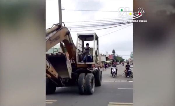 Bản tin 100 độ ng&agrave;y 19-6: Hoảng hồn với cảnh b&eacute; trai 10 tuổi l&aacute;i m&aacute;y x&uacute;c chạy tr&ecirc;n đường