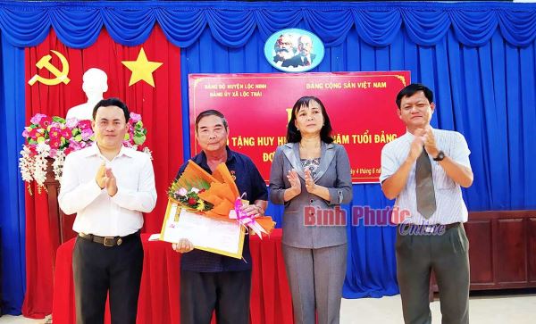 6 đảng viên nhận Huy hiệu 65, 60, 50, 45 năm tuổi Ðảng