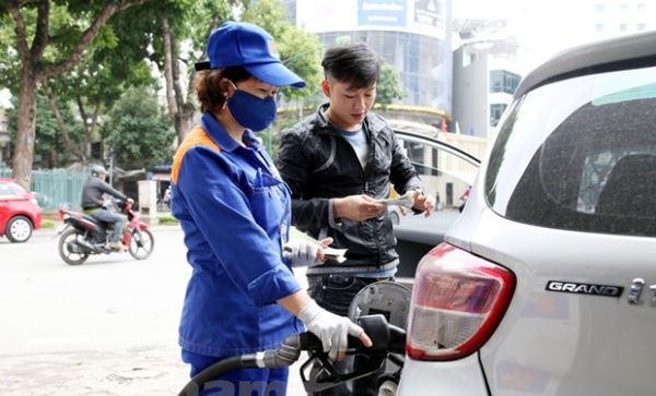 Xăng RON95-III vượt 13.000 đồng mỗi lít sau hai lần tăng liên tiếp