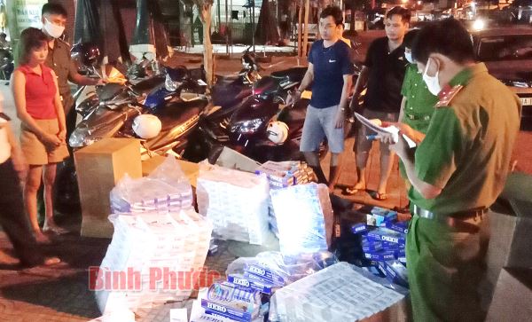 Bắt quả tang cặp vợ chồng dùng xe du lịch vận chuyển hàng cấm
