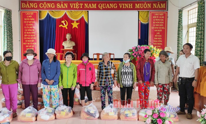 Bù Đăng: 150 phần quà đến với hộ nghèo, cận nghèo xã Đoàn Kết, Phước Sơn