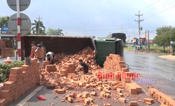 Lật xe tải chở gạch, 2 người may mắn thoát chết