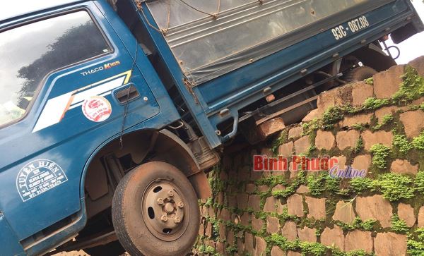 T&agrave;i xế qu&ecirc;n k&eacute;o thắng tay, xe tải tự lao xuống hố s&acirc;u