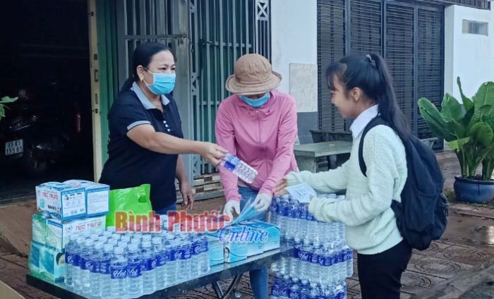 Bán dưa cà muối... để ủng hộ phòng chống Covid-19