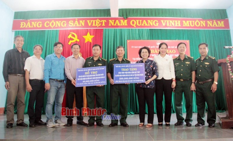 Ủy ban MTTQ Việt Nam TP. Hồ Ch&iacute; Minh thăm, tặng qu&agrave; v&agrave; 2 c&ocirc;ng tr&igrave;nh năng lượng mặt trời cho bi&ecirc;n ph&ograve;ng B&igrave;nh Phước