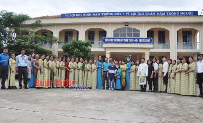 Trao &aacute;o d&agrave;i - Gửi y&ecirc;u thương cho phụ nữ bi&ecirc;n cương