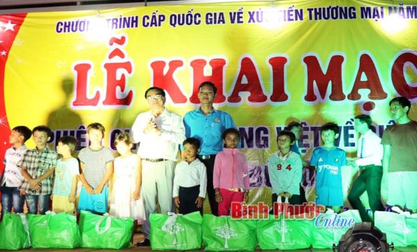 Phiên chợ đưa hàng Việt về biên giới huyện Bù Đốp